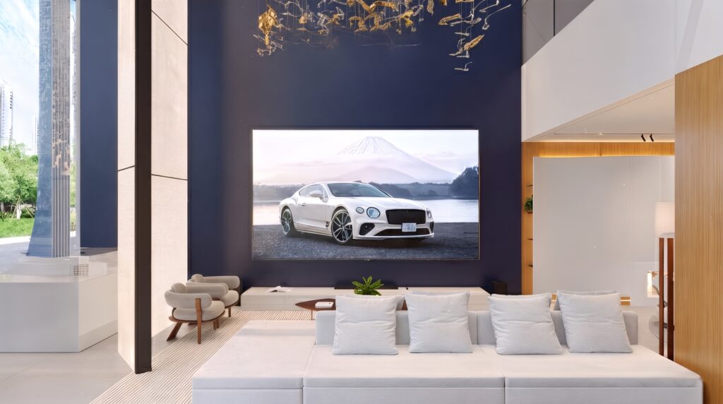 Projeto de interiores comercial: recepção com pé-direito duplo, parede azul, painel de LED e sofá modular