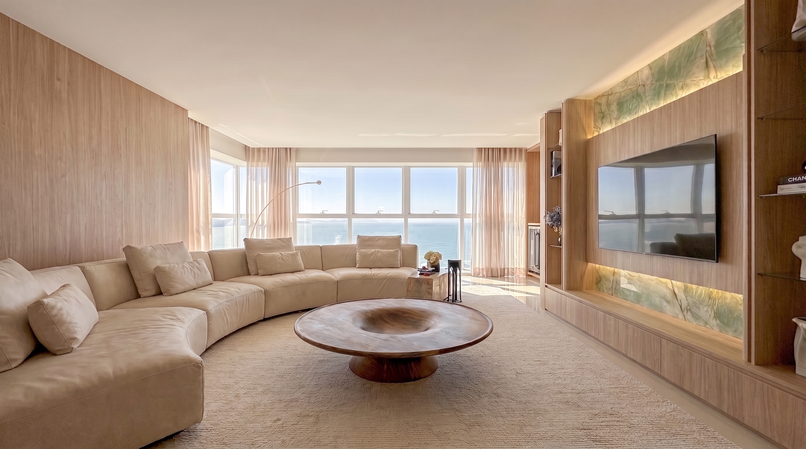 Living de apartamento com vista para o mar em Balneário Camboriú, projeto de interiores Axel Arquitetura